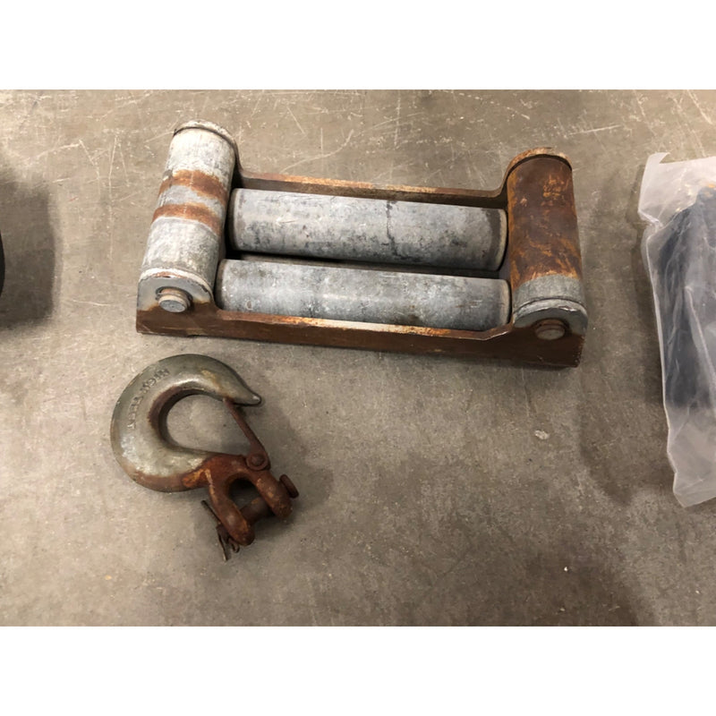 Warn 9.5ti Winch with Remote, Hook and Roller